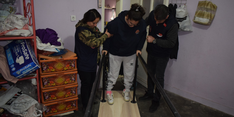 Fizik tedaviyle 5 yıl sonra adım atan Aysun, polis olmak istiyor