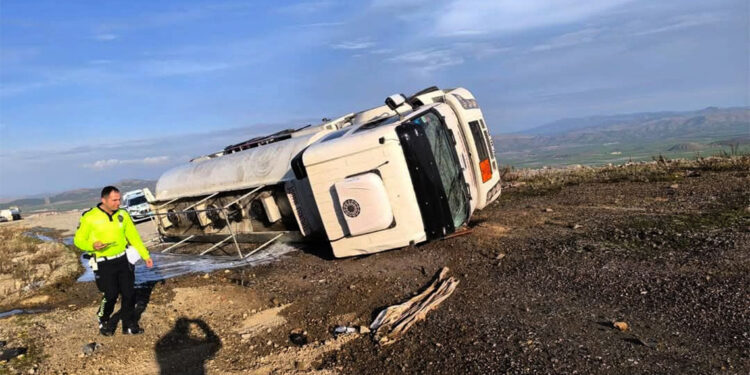 Devrilen akaryakıt tankerindeki 2 kişi yaralandı