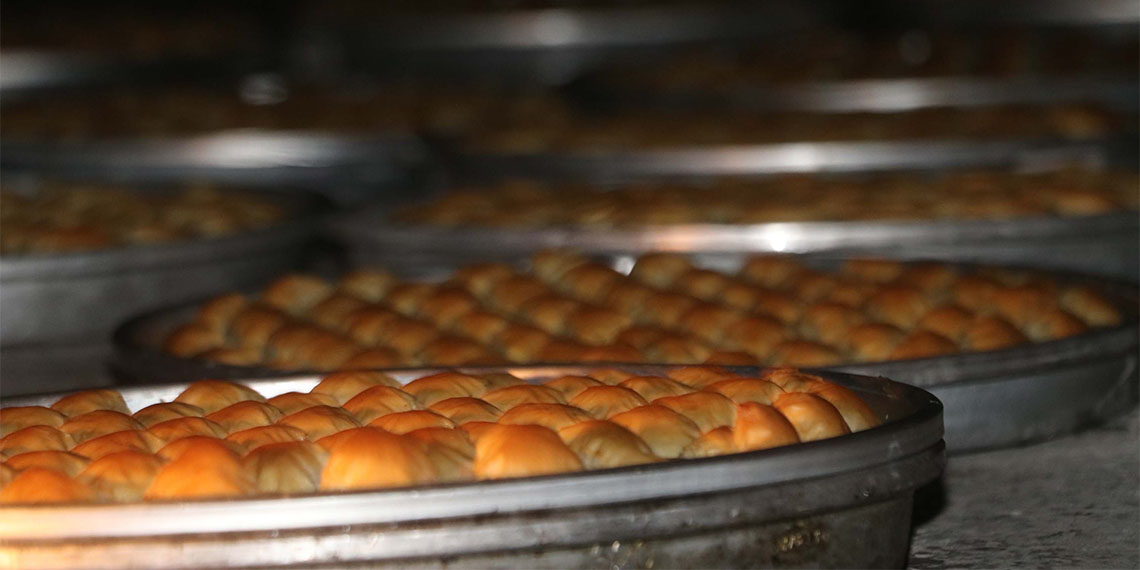 Ramazan Bayramı dolayısıyla Gaziantep'te baklava üretimi 2 katına çıktı, siparişleri yetiştirmek isteyen ustalar, yoğun mesai yapıyor.