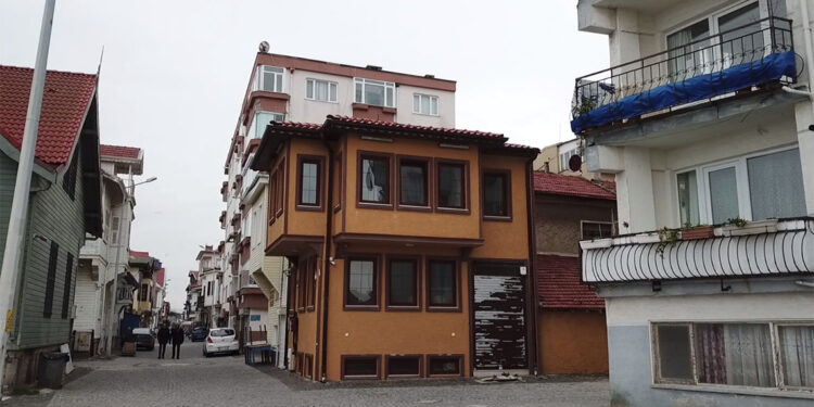 Giritli Mahallesi İtalyan mimarisini bugüne taşıyor