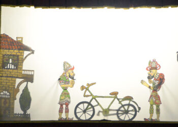 Türk gölge oyunu Hacivat ve Karagöz geleneğini yaşatıyor