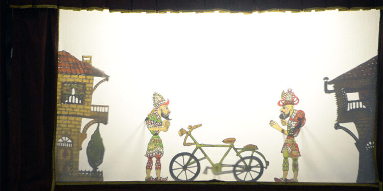 Türk gölge oyunu Hacivat ve Karagöz geleneğini yaşatıyor
