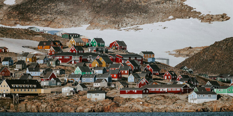 Grönland'da buzulların erimesiyle bin kilometrelik yeni kıyı şeridi oluştu