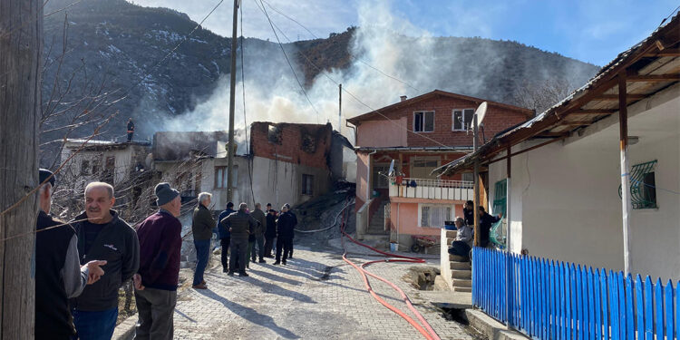 Otları temizlemek için yaktığı ateş 2 eve sıçradı