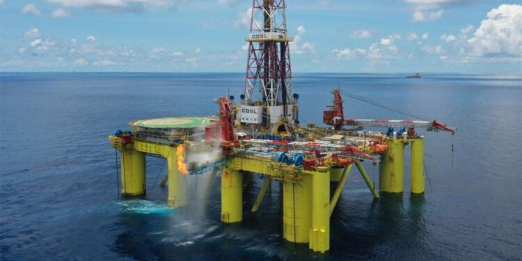 Güney Çin Denizi'nin doğusunda petrol sahası keşfedildi