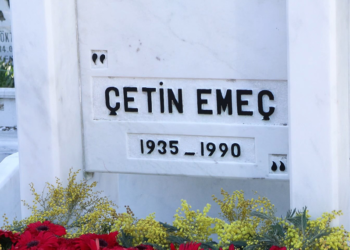 Gazeteci Çetin Emeç ölümünün 35'inci yılında mezarı başında anıldı