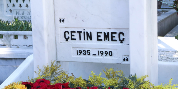 Gazeteci Çetin Emeç ölümünün 35'inci yılında mezarı başında anıldı