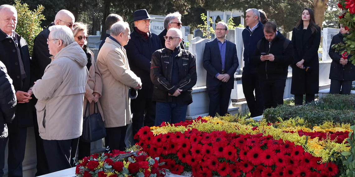 Gazeteci Çetin Emeç ölümünün 35'inci yılında mezarı başında anıldı