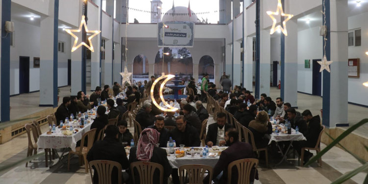 Genç İHH, Suriye'de 13 üniversitede 7 bin kişiye iftar verdi