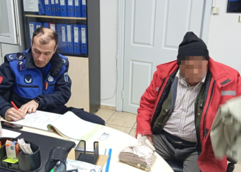 Görme engelli taklidi yapan dilencinin üzerinden 32 bin lira çıktı