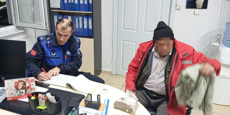 Görme engelli taklidi yapan dilencinin üzerinden 32 bin lira çıktı