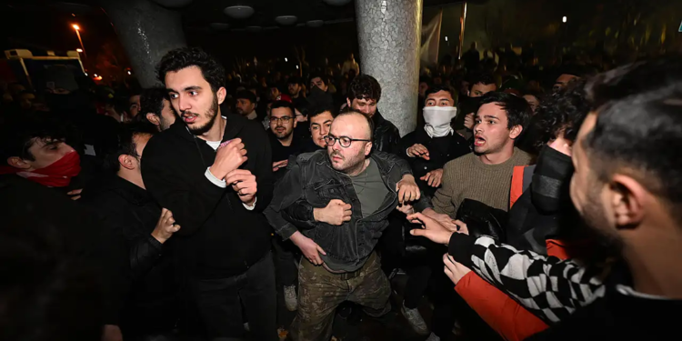 Gösterilerde 16 polis yaralandı, 53 kişiye işlem yapıldı