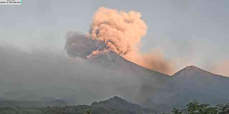 Guatemala'daki Fuego Yanardağı patladı