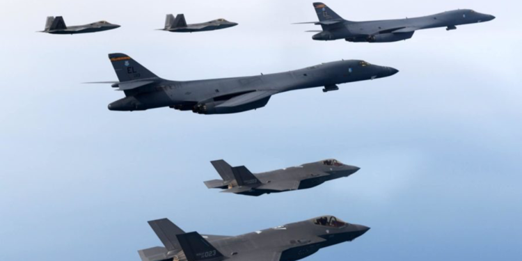 Güney Kore'de savaş uçağı yerleşim alanına yanlışlıkla bomba attı