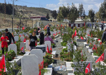 Hatay Deprem Şehitliği'nde buruk bayram