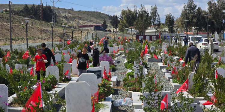 Hatay Deprem Şehitliği'nde buruk bayram