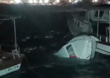 Hatay'da fırtınada iskeledeki tekneler alabora oldu