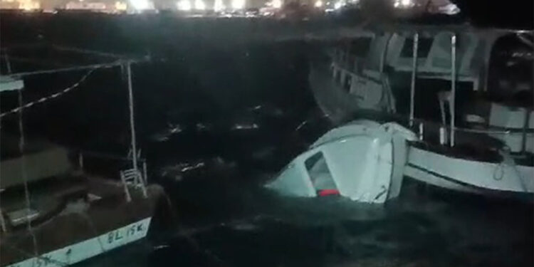 Hatay'da fırtınada iskeledeki tekneler alabora oldu