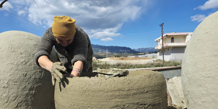 Hatay'da kadınlar killi topraktan tandır üretiyor