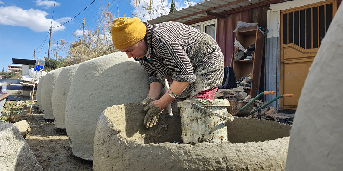 Birleşmiş Milletler Eğitim, Bilim ve Kültür Örgütü (UNESCO) tarafından gastronomi alanında 'Yaratıcı Şehirler Ağı'na dahil edilen Hatay'da sofraların vazgeçilmezi olan tandır ekmeği için kadınlar killi topraktan tandır üretiyor.