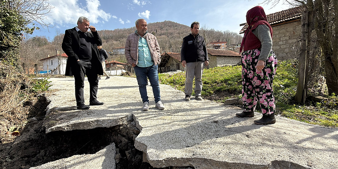 Bartın'ın Hasankadı beldesinde meydana gelen heyelanda mahalledeki yol çöktü. Mahallede 10 gün önce başlayan toprak hareketliliği her geçen gün artıyor.