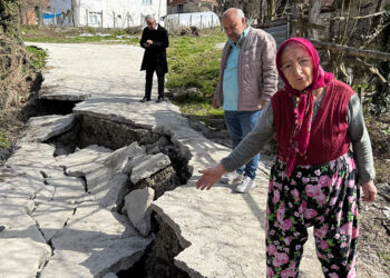 Bartın'da heyelanda mahalledeki yol çöktü
