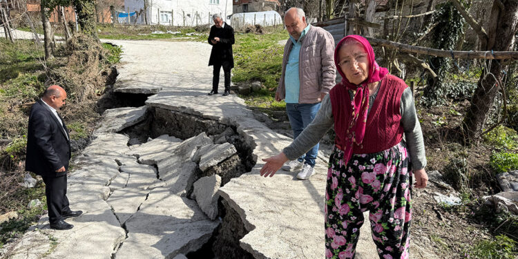 Bartın'da heyelanda mahalledeki yol çöktü