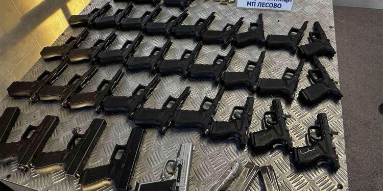 Hollanda'ya giden otomobilde 35 tabanca ele geçirildi