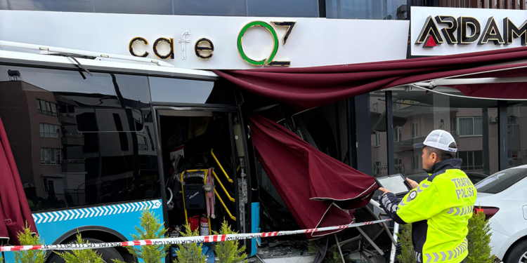 Halk otobüsü park halindeki araçlara çarpıp kafeye girdi; 4 yaralı