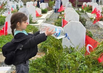 Hatay'da Deprem Şehitliği'ne bayram ziyareti