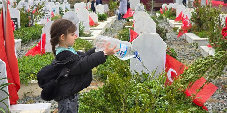 Hatay'da Deprem Şehitliği'ne bayram ziyareti