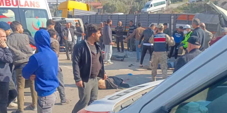 Hatay'da minibüs ile TIR çarpıştı; 6 ölü, 8 yaralı