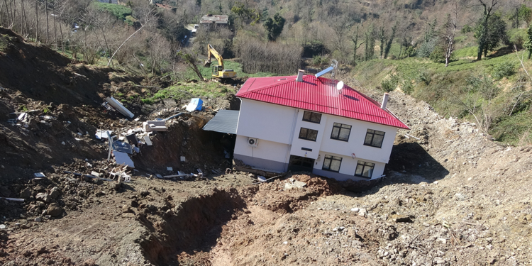 Heyelanda kayan evin zemin araştırılması düzgün yapılmamış
