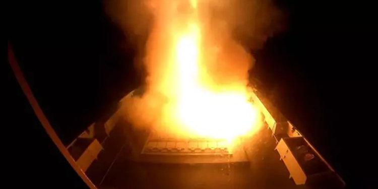 Husiler, İsrail'i ve ABD'nin uçak gemisini bombaladı