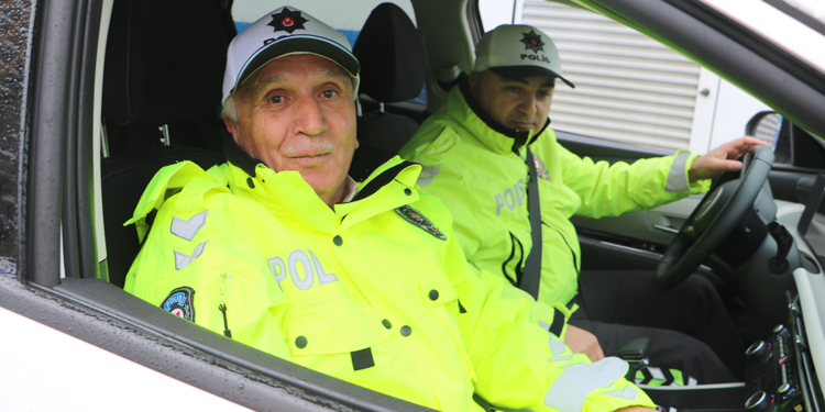 Huzurevi sakini hayaline kavuştu, 68 yaşında trafik polisi oldu