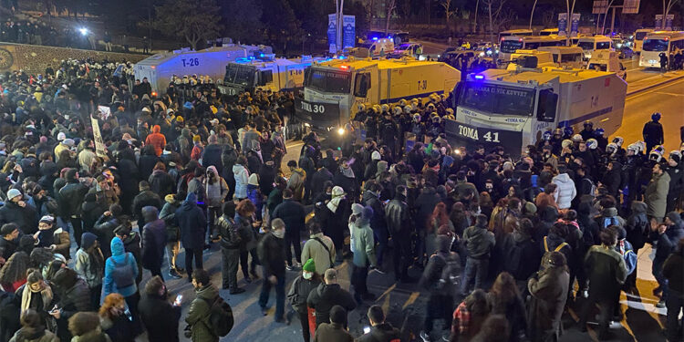 İmamoğlu'nun gözaltına alınması Ankara'da protesto edildi