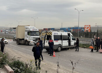 Servis minibüsü ile TIR kafa kafaya çarpıştı: 8 yaralı