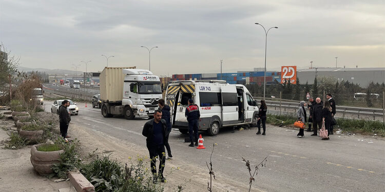 Servis minibüsü ile TIR kafa kafaya çarpıştı: 8 yaralı