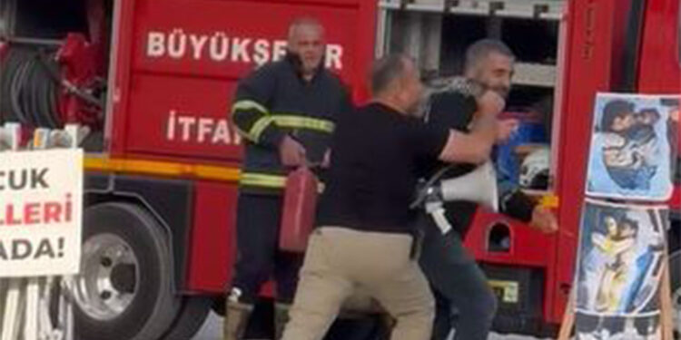 İsrail’i protesto için ABD konsolosluğu önünde kendisini yakmaya çalıştı