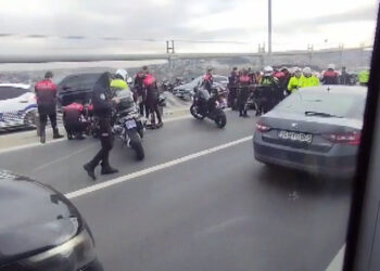 İstanbul'da motosikletli polis ekibi kaza yaptı