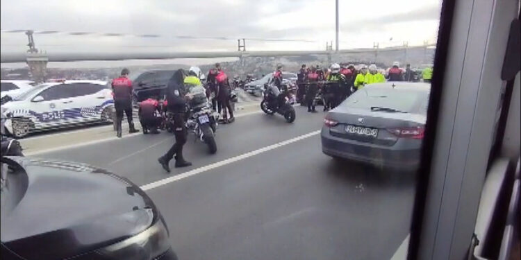 İstanbul'da motosikletli polis ekibi kaza yaptı