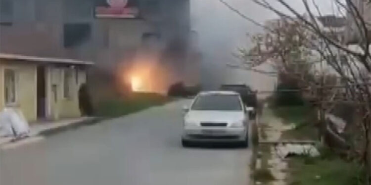 Arnavutköy'de fabrikanın elektrik panosunda çıkan yangın söndürüldü