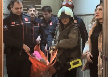 Babası öldü annesi kalp krizi geçirdi; kendisi baygın bulundu