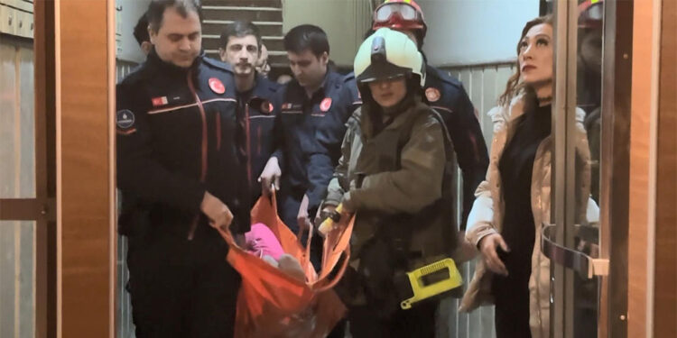 Babası öldü annesi kalp krizi geçirdi; kendisi baygın bulundu