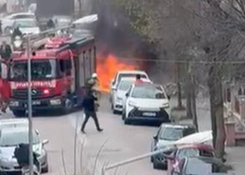 Avcılar'da park halindeki bir otomobilde yangın çıktı