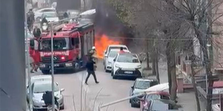 Avcılar'da park halindeki bir otomobilde yangın çıktı