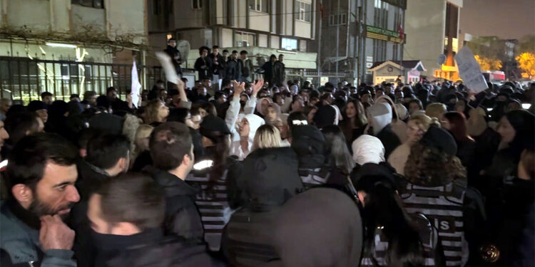 Avcılar'daki kız yurdundaki öğrenciler, yönetimi protesto etti