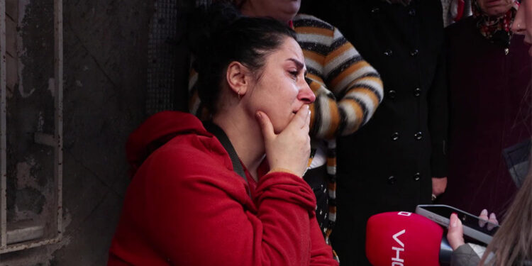 Bağcılar'da 4 katlı binada yangın: 1 ölü