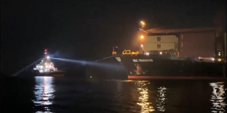 Bakırköy'de karaya oturan kargo gemisi kurtarıldı