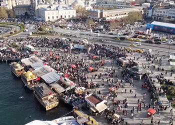 Bayramı İstanbul'da geçirenler Eminönü'ne akın etti